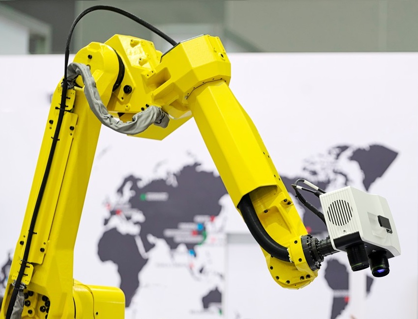 Visual inspection technology with camera on industrial robot arm